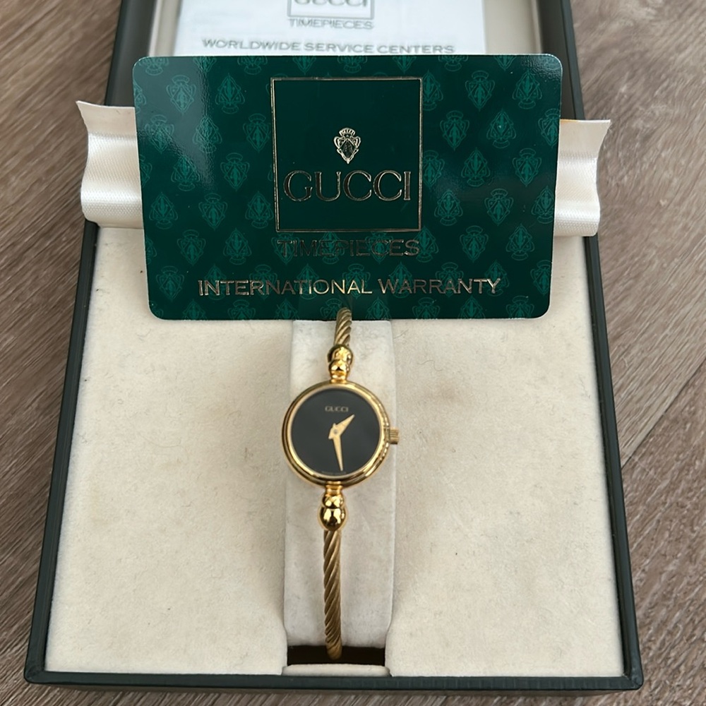 Vintage Gucci Quartz Ladies Bangle Gold Tone Wristwatch Model 2700.2.1